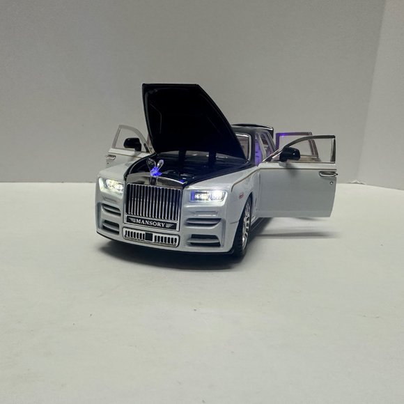 1:24 Rolls-Royce Phantom Metal Diecast BLACK WHITE WITH LEDS Roll-Back - Picture 6 of 14
